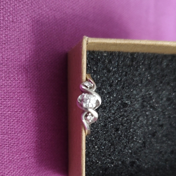 Elegant Silver Twirl Ring - Picture 6 of 8